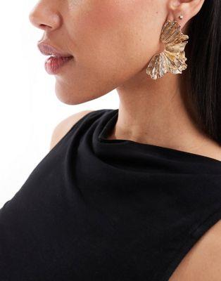 エイソス エイソス ASOS DESIGN stud earrings with petal detail in gold tone レディース