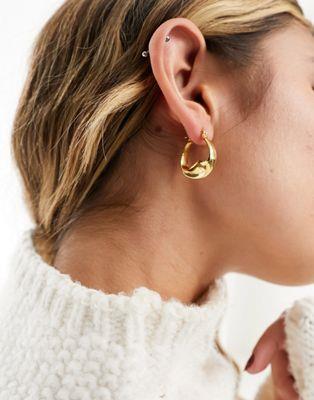 エイソス エイソス ASOS DESIGN 14k gold plated 25mm hoop earrings with twist middle design レディース