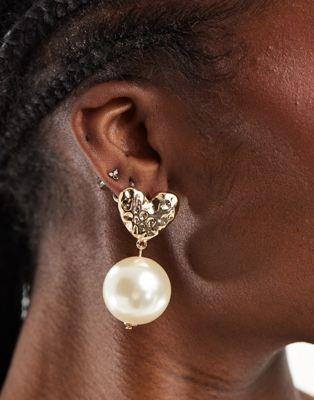 エイソス エイソス ASOS DESIGN drop earrings with hammered heart and faux pearl design in gold tone レディース