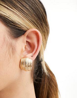 エイソス エイソス ASOS DESIGN stud earrings with vintage look curved ridged detail in gold tone レディース