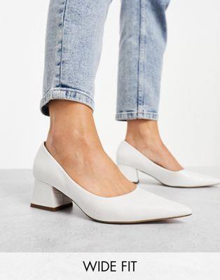 エイソス ASOS DESIGN Wide Fit Saint block mid heeled shoes in off white croc レディース