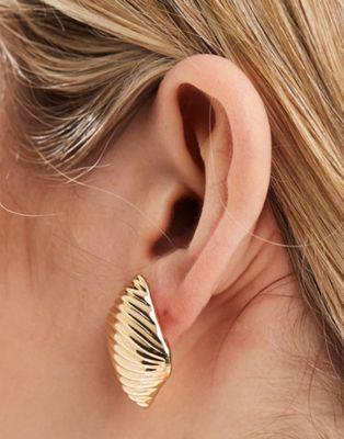 エイソス エイソス ASOS DESIGN stud earrings with textured design in gold tone レディース