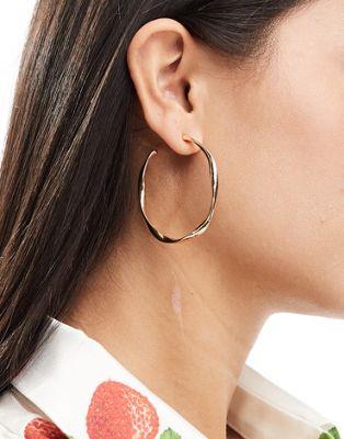 デザインビー DesignB London large wavy hoop earrings in gold レディース