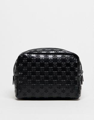 エイソス ASOS DESIGN faux leather wash bag with embossed checkerboard design in black メンズ
