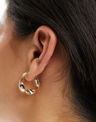 エイソス ASOS DESIGN hoop earrings with flat twist design in gold tone レディース