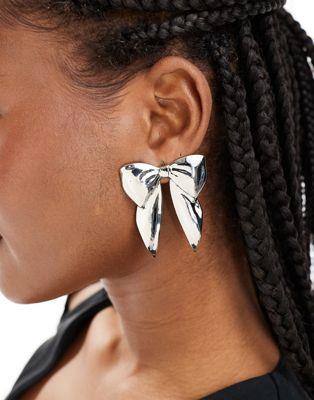 エイソス エイソス ASOS DESIGN stud earrings with wide bow design in silver tone レディース
