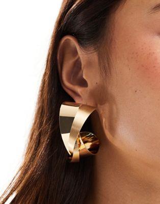 エイソス エイソス ASOS DESIGN hoop earrings with abstract wave detail in gold tone レディース