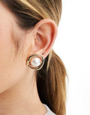 エイソス エイソス ASOS DESIGN stud earrings with square faux pearl detail in gold tone レディース