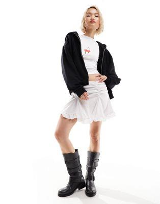 EC[NfC Weekday Suzi mini skirt with ruche detail and frill hem in white fB[X