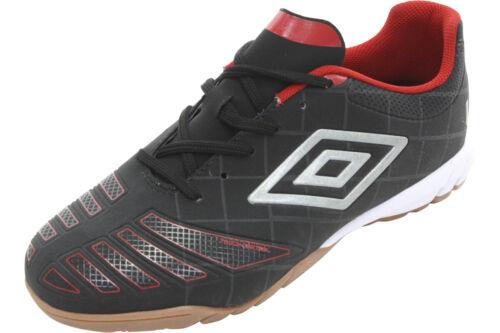 アンブロ Umbro Men s Accuro Club Black/Red/Silver Indoor Soccer Sneakers Shoes メンズ