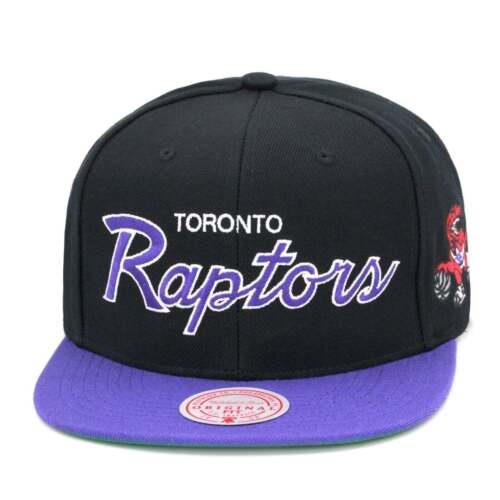 MITCHELL & NESS ミッチェルアンドネス アクセサリー小物 帽子 [HHSS3282-TRAYYPPPBLCK] MENS NBA TORONTO RAPTORS TEAM SCRIPT 2.0 SNAPBACK カラー:Black/Purple■ご注文の際は、必ずご確認ください。※こちらの商品は海外からのお取り寄せ商品となりますので、ご入金確認後、商品お届けまで3から5週間程度お時間を頂いております。※高額商品(3万円以上)は、代引きでの発送をお受けできません。※ご注文後にお客様へ「注文確認のメール」をお送りいたします。それ以降のキャンセル、サイズ交換、返品はできませんので、あらかじめご了承願います。また、ご注文をいただいてからの発注となる為、メーカー在庫切れ等により商品がご用意できない場合がございます。その際には早急にキャンセル、ご返金いたします。※海外輸入の為、遅延が発生する場合や出荷段階での付属品の箱つぶれ、細かい傷や汚れ等が発生する場合がございます。※商品ページのサイズ表は海外サイズを日本サイズに換算した一般的なサイズとなりメーカー・商品によってはサイズが異なる場合もございます。サイズ表は参考としてご活用ください。MITCHELL & NESS ミッチェルアンドネス アクセサリー小物 帽子 [HHSS3282-TRAYYPPPBLCK] MENS NBA TORONTO RAPTORS TEAM SCRIPT 2.0 SNAPBACK カラー:Black/Purple