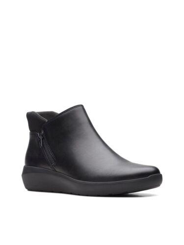 COLLECTION BY CLARKS クラークス 靴 シューズ シューズ COLLECTION BY CLARKS Womens Black Zipper Kayleigh Round Toe Wedge Booties 9.5 カラー:Black■ご注文の際は、必ずご確認ください。※こちらの商品は海外からのお取り寄せ商品となりますので、ご入金確認後、商品お届けまで3から5週間程度お時間を頂いております。※高額商品(3万円以上)は、代引きでの発送をお受けできません。※ご注文後にお客様へ「注文確認のメール」をお送りいたします。それ以降のキャンセル、サイズ交換、返品はできませんので、あらかじめご了承願います。また、ご注文をいただいてからの発注となる為、メーカー在庫切れ等により商品がご用意できない場合がございます。その際には早急にキャンセル、ご返金いたします。※海外輸入の為、遅延が発生する場合や出荷段階での付属品の箱つぶれ、細かい傷や汚れ等が発生する場合がございます。※商品ページのサイズ表は海外サイズを日本サイズに換算した一般的なサイズとなりメーカー・商品によってはサイズが異なる場合もございます。サイズ表は参考としてご活用ください。COLLECTION BY CLARKS クラークス 靴 シューズ シューズ COLLECTION BY CLARKS Womens Black Zipper Kayleigh Round Toe Wedge Booties 9.5 カラー:Black