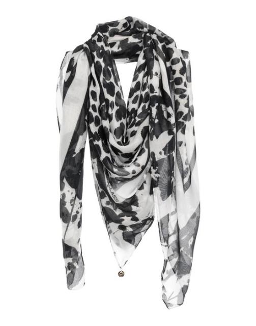 CAVALLI CLASS アクセサリー小物 スカーフ CAVALLI CLASS Scarves and foulards カラー:Black■ご注文の際は、必ずご確認ください。※こちらの商品は海外からのお取り寄せ商品となりますので、ご入金確認後、商品お届けまで3から5週間程度お時間を頂いております。※高額商品(3万円以上)は、代引きでの発送をお受けできません。※ご注文後にお客様へ「注文確認のメール」をお送りいたします。それ以降のキャンセル、サイズ交換、返品はできませんので、あらかじめご了承願います。また、ご注文をいただいてからの発注となる為、メーカー在庫切れ等により商品がご用意できない場合がございます。その際には早急にキャンセル、ご返金いたします。※海外輸入の為、遅延が発生する場合や出荷段階での付属品の箱つぶれ、細かい傷や汚れ等が発生する場合がございます。※商品ページのサイズ表は海外サイズを日本サイズに換算した一般的なサイズとなりメーカー・商品によってはサイズが異なる場合もございます。サイズ表は参考としてご活用ください。CAVALLI CLASS アクセサリー小物 スカーフ CAVALLI CLASS Scarves and foulards カラー:Black