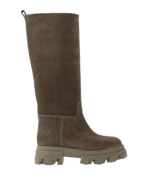 GIA x PERNILLE TEISBAEK 靴 シューズ ブーツ GIA x PERNILLE TEISBAEK Boots カラー:Military green■ご注文の際は、必ずご確認ください。※こちらの商品は海外からのお取り寄せ商品となりますので、ご入金確認後、商品お届けまで3から5週間程度お時間を頂いております。※高額商品(3万円以上)は、代引きでの発送をお受けできません。※ご注文後にお客様へ「注文確認のメール」をお送りいたします。それ以降のキャンセル、サイズ交換、返品はできませんので、あらかじめご了承願います。また、ご注文をいただいてからの発注となる為、メーカー在庫切れ等により商品がご用意できない場合がございます。その際には早急にキャンセル、ご返金いたします。※海外輸入の為、遅延が発生する場合や出荷段階での付属品の箱つぶれ、細かい傷や汚れ等が発生する場合がございます。※商品ページのサイズ表は海外サイズを日本サイズに換算した一般的なサイズとなりメーカー・商品によってはサイズが異なる場合もございます。サイズ表は参考としてご活用ください。GIA x PERNILLE TEISBAEK 靴 シューズ ブーツ GIA x PERNILLE TEISBAEK Boots カラー:Military green