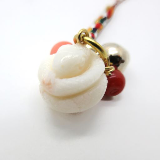 【2025年の干支は巳(へび)です!】 白珊瑚 根付 巳 白ヘビ 蛇 干支 縁起物 彫り 土佐沖血赤珊瑚 ピンク珊瑚 さんご サンゴ コーラル sango co...