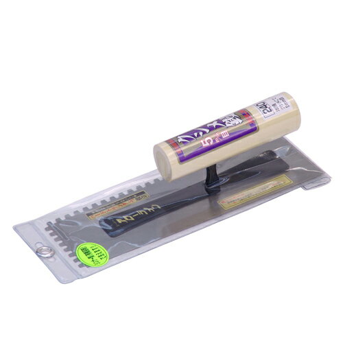 商品名本焼クシメ鏝5mm目 0.5 アローライン 270mm タイル貼り付け前の接着剤の目切に使用します。タイル工事全般、床とこ工事全般用の鏝。 BFJ1026564商品についてタイル貼り付け前の接着剤の目切に使用します。タイル工事全般、床とこ工事全般用の鏝。シンナー類(有機溶剤)で洗えます。溶接にかわる高品質接着剤でこてと背金を接着しています。背金巾をバランスよく加工し、こて板にかかる力を全面に分散させることで均一に磨耗します。商品仕様ハードトランダム接着。板厚：0.5mm。5mm目。柄：中首。商品材質など鏝板：焼入鋼。柄：木柄。注意、その他作業箇所にあったコテをご使用下さい。柄及びコテ身にガタツキがある場合は使用しないで下さい。作業が終わったらすぐに使った道具を水洗いしてください。コテが傷む恐れがありますので、保管の際は本体上に重量物をのせないで下さい。商品サイズ（はだか）商品サイズ（はだか）：幅270mm、高さ66mm、奥行90mm、重量260gカテゴリーキーワード花 ガーデン DIY DIY 工具 手動工具 左官工具 コテ左官鏝(こて)DIY 工具 業務 産業用 建築 建設用 大工道具 左官道具 左官鏝(こて)商品説明タイル貼り付け前の接着剤の目切に使用します。■サイズ幅270x高さ66x奥行90(mm)■仕様●ハードトランダム接着。●板厚：0.5mm。●5mm目。●柄：中首。■材質●鏝板：焼入鋼。●柄：木柄。■耐荷重(kg)260g■注意1作業箇所にあったコテをご使用下さい。柄及びコテ身にガタツキがある場合は使用しないで下さい。作業が終わったらすぐに使った道具を水洗いしてください。■注意2コテが傷む恐れがありますので、保管の際は本体上に重量物をのせないで下さい。■備考270mm更新日20231110商品名本焼クシメ鏝5mm目 0.5 アローライン 270mm タイル貼り付け前の接着剤の目切に使用します。タイル工事全般、床とこ工事全般用の鏝。 BFJ1026564商品についてタイル貼り付け前の接着剤の目切に使用します。タイル工事全般、床とこ工事全般用の鏝。シンナー類(有機溶剤)で洗えます。溶接にかわる高品質接着剤でこてと背金を接着しています。背金巾をバランスよく加工し、こて板にかかる力を全面に分散させることで均一に磨耗します。商品仕様ハードトランダム接着。板厚：0.5mm。5mm目。柄：中首。商品材質など鏝板：焼入鋼。柄：木柄。注意、その他作業箇所にあったコテをご使用下さい。柄及びコテ身にガタツキがある場合は使用しないで下さい。作業が終わったらすぐに使った道具を水洗いしてください。コテが傷む恐れがありますので、保管の際は本体上に重量物をのせないで下さい。商品サイズ（はだか）幅270mm、高さ66mm、高さ90mm、重量260gカテゴリーキーワード花 ガーデン DIY DIY 工具 手動工具 左官工具 コテ左官鏝(こて)DIY 工具 業務 産業用 建築 建設用 大工道具 左官道具 左官鏝(こて)