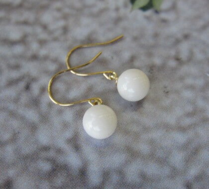 白珊瑚 丸玉 フックピアス (6mm) K18 アクセ 『宝石サンゴ』 珊瑚婚 還暦 誕生日 御祝 厄除 御守 3月の誕生石 ギフト プレゼント 結婚35周年 珊瑚職人のサムネイル