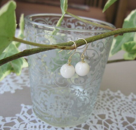 白珊瑚 丸玉 フックピアス (8mm) K18 アクセ 『宝石サンゴ』 珊瑚婚 還暦 誕生日 御祝 厄除 御守 3月の誕生石 ギフト プレゼント 結婚35周年 ...