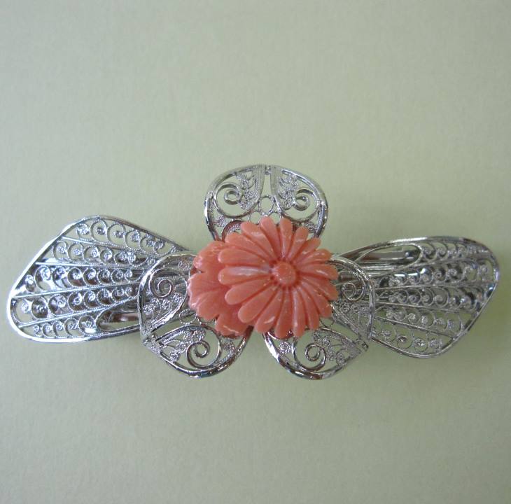 桃珊瑚 菊の花の彫りバレッタ 髪留め ヘアアクセサリー 【メール便不可】 『宝石サンゴ』 珊瑚婚 還暦 誕生日 御祝 厄除 御守 3月の誕生石 ギフト プレゼン...