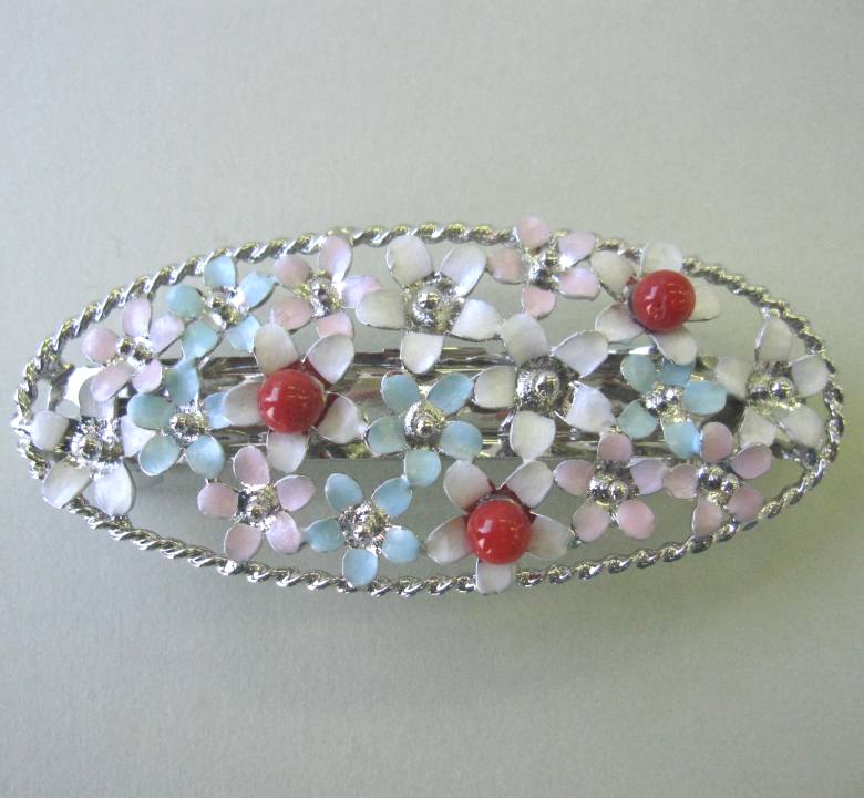 商品説明珊瑚の種類高知産血赤珊瑚 サイズ・素材珊瑚の大きさ：約6ミリ 金具の大きさ：約8.8×3.8センチ 金具：真鍮 (特徴など) たくさんのお花の中に赤珊瑚がアクセント。 キュートなイメージのヘアアクセサリーです。 和装・洋装どちらにも...