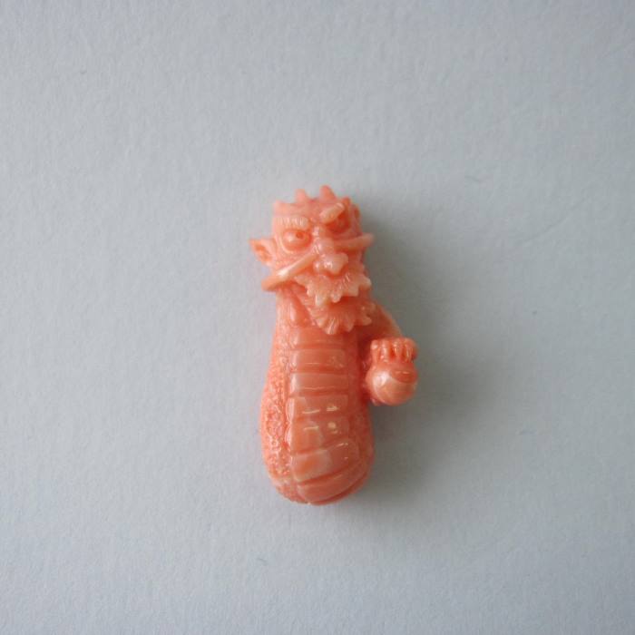 桃珊瑚 龍の彫り ピンタック ピンブローチ ラペルピン 辰 開運 パワーストーン 宝石サンゴ 珊瑚婚 還暦 誕生日 御祝 厄除 御守 3月の誕生石 ギフト プレゼント 結婚35周年 珊瑚職人
