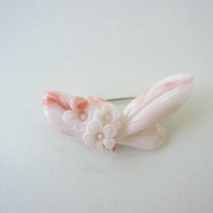 ピンク珊瑚 清楚な桜草 ブローチ 真鍮 アクセサリー 宝石サンゴ 珊瑚婚 還暦 誕生日 御祝 厄除 御守 3月の誕生石 ギフト プレゼント 結婚35周年 珊瑚職人