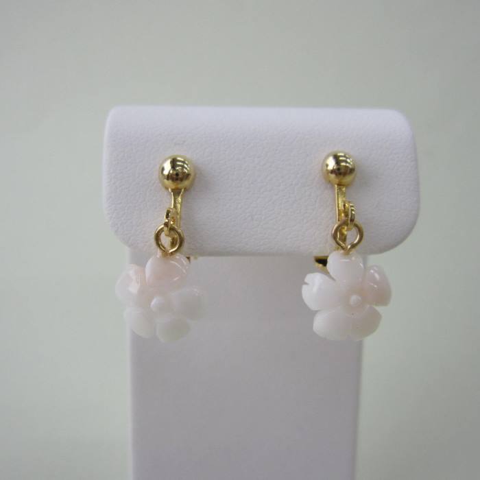 白珊瑚 揺れる 桜の花 イヤリング 真鍮ネジバネ 『宝石サンゴ』 珊瑚婚 還暦 誕生日 御祝 厄除 御守 3月の誕生石 ギフト プレゼント 結婚35周年 珊瑚職...