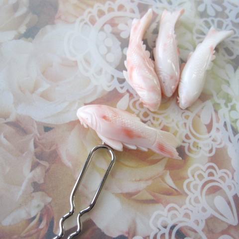 ピンク珊瑚 鯉のかんざし 簪 和小物 ヘアアクセサリー 『宝石サンゴ』 珊瑚婚 還暦 誕生日 御祝 厄除 御守 3月の誕生石 ギフト プレゼント 結婚35周年 ...