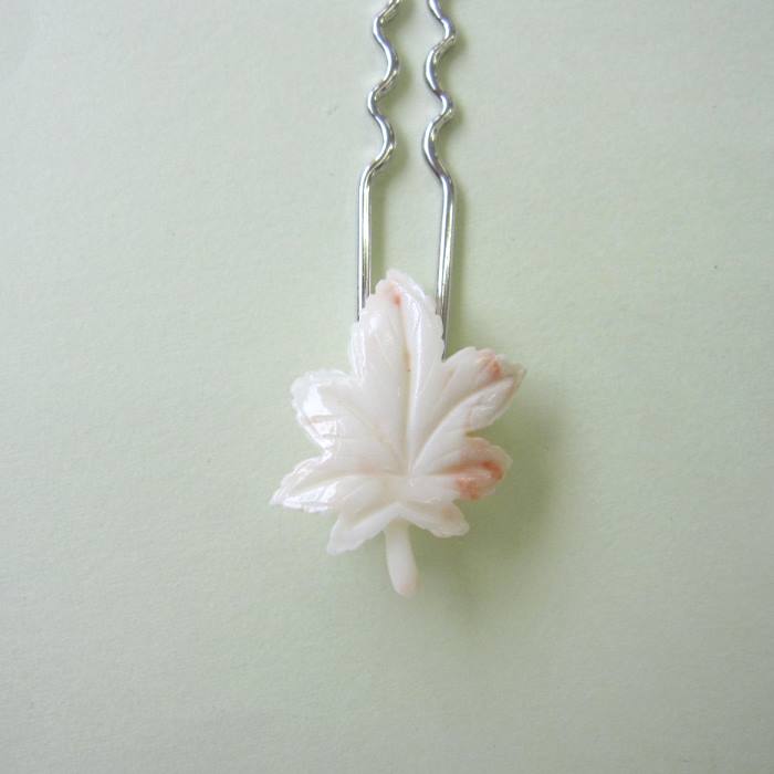 ミッド珊瑚 葉っぱの彫り かんざし 真鍮 紅葉 リーフ 宝石サンゴ 珊瑚婚 還暦 誕生日 御祝 厄除 御守 3月の誕生石 ギフト プレゼント 結婚35周年 珊瑚...