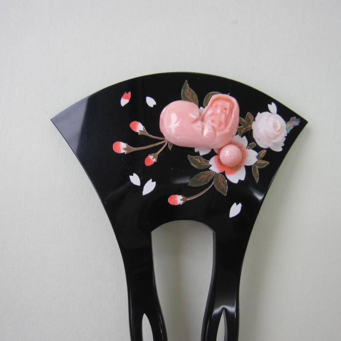 ピンク珊瑚 ダルマ 白薔薇 かんざし 蒔絵風 和服 バチ型 達磨 宝石サンゴ 珊瑚婚 還暦 誕生日 御祝 厄除 御守 3月の誕生石 ギフト プレゼント 結婚35...