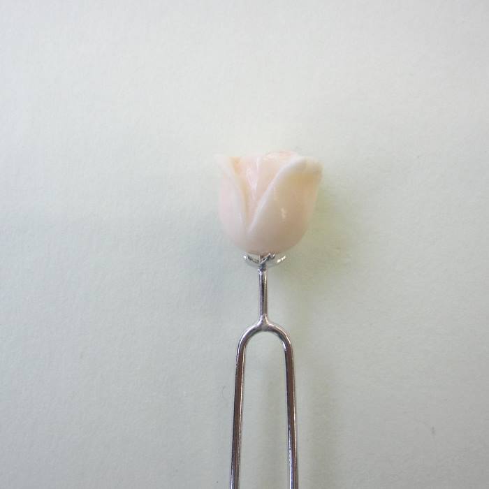 ミッド珊瑚 薔薇の蕾 かんざし バラ つぼみ 和服 ヘアアクセサリー 『宝石サンゴ』 珊瑚婚 還暦 誕生日 御祝 厄除 御守 3月の誕生石 ギフト プレゼント ...