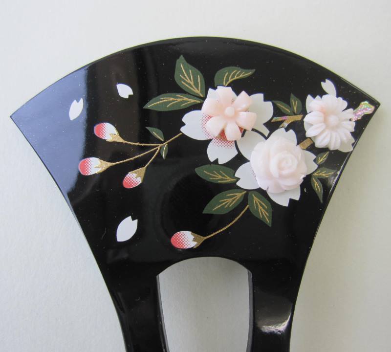 ミッド珊瑚 お花かんざし 蒔絵風 和服 バチ型 『宝石サンゴ』 珊瑚婚 還暦 誕生日 御祝 厄除 御守 3月の誕生石 ギフト プレゼント 結婚35周年 珊瑚職人