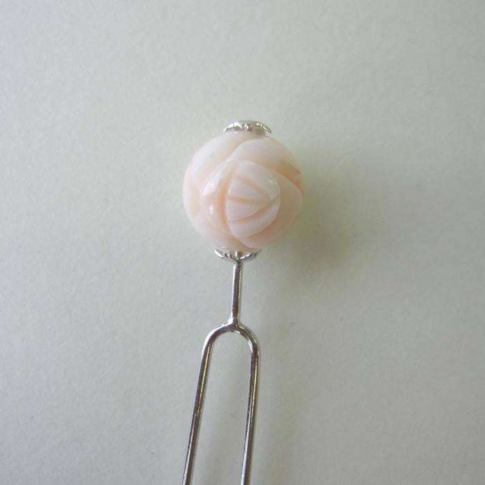 ミッド珊瑚 薔薇と菊の彫り 丸玉かんざし (14.6ミリ) 真鍮 全面彫り バラ キク 宝石サンゴ 珊瑚婚 還暦 誕生日 御祝 厄除 御守 3月の誕生石 ギフト...