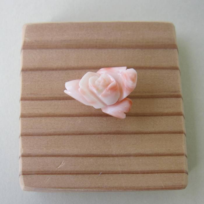 ピンク珊瑚 美しい 薔薇の花 タイタック タイピン バラ 宝石サンゴ 珊瑚婚 還暦 誕...