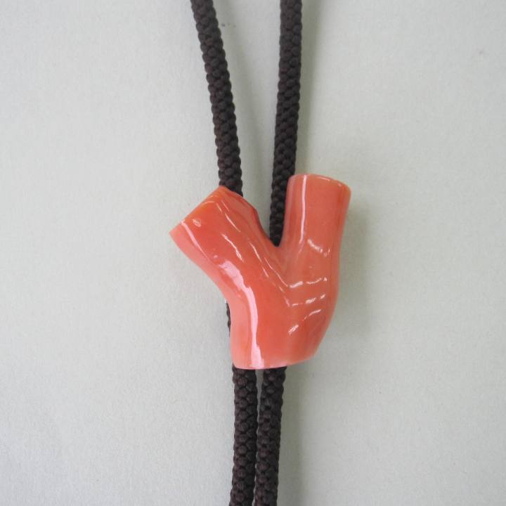 商品説明珊瑚の種類ピンク珊瑚 サイズ・素材大きさ：36×38.5ミリ厚み：約13ミリ紐：人絹金具：真鍮 (特徴など) 濃い色目の天然ピンク珊瑚枝のループタイです。 深海の神秘を感じさせる、世界に唯一つのアクセサリーです。 還暦のお祝いなどプレゼントにいかがですか？ お買い得でオススメです。備考＊裏面に天然の「ヒ」が見られますので、ご了承下さい。