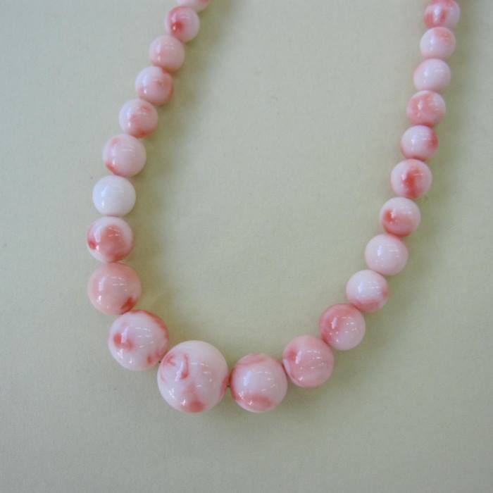 商品説明珊瑚の種類ピンク珊瑚 サイズ・素材珊瑚の大きさ：約4.5〜12.2ミリネックレスの長さ（金具込）：約45センチ金具：G.SILVER(特徴など) 天然ピンクの濃淡が綺麗なピンクサンゴ。 味わい深く、女性らしい色目が綺麗です。女性のお守りに人気のピンクサンゴは「産後」のお守りとしてプレゼントにも喜ばれています。スタッフオススメのネックレスです。備考 ＊天然の「マキ」「凹み」など見られますので、ご了承下さい。