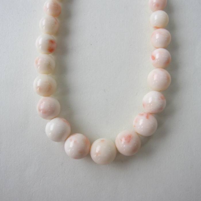 商品説明珊瑚の種類ピンク珊瑚 サイズ・素材珊瑚の大きさ：約4.9〜12.2ミリネックレスの長さ（金具込）：約44センチ 金具：SILVER(特徴など) 天然のピンクの淡い色合いが味わい深く、女性らしい色目が綺麗です。女性のお守りに人気のピンクサンゴは「産後」のお守りとしてプレゼントにも喜ばれています。ヒ、マキなど見られますが、ボリュームのある希少なネックレスです。備考 ＊天然の「ヒ」「クラック」「マキ」など見られます。