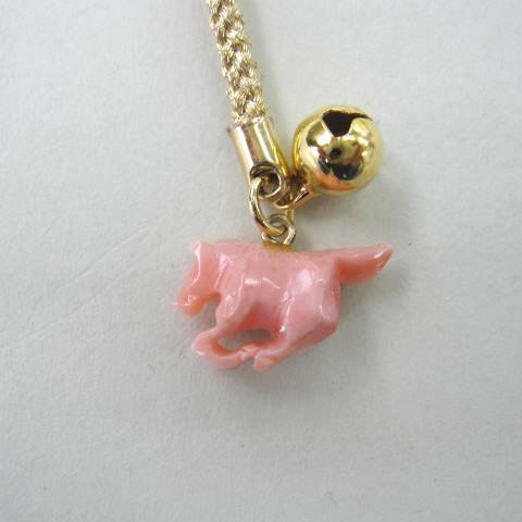 ピンク珊瑚 馬(午)の根付け 人絹 御守 厄除 『宝石サンゴ』 珊瑚婚 還暦 誕生日 御祝 3月の誕生石 ギフト プレゼント 結婚35周年 珊瑚職人