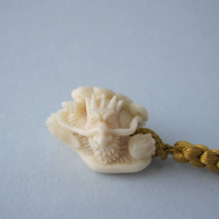 シナ海珊瑚 龍の根付け 辰 開運 正絹 パワーストーン 宝石サンゴ 珊瑚婚 還暦 誕生日 御祝 厄除 御守 3月の誕生石 ギフト プレゼント 結婚35周年 珊瑚...