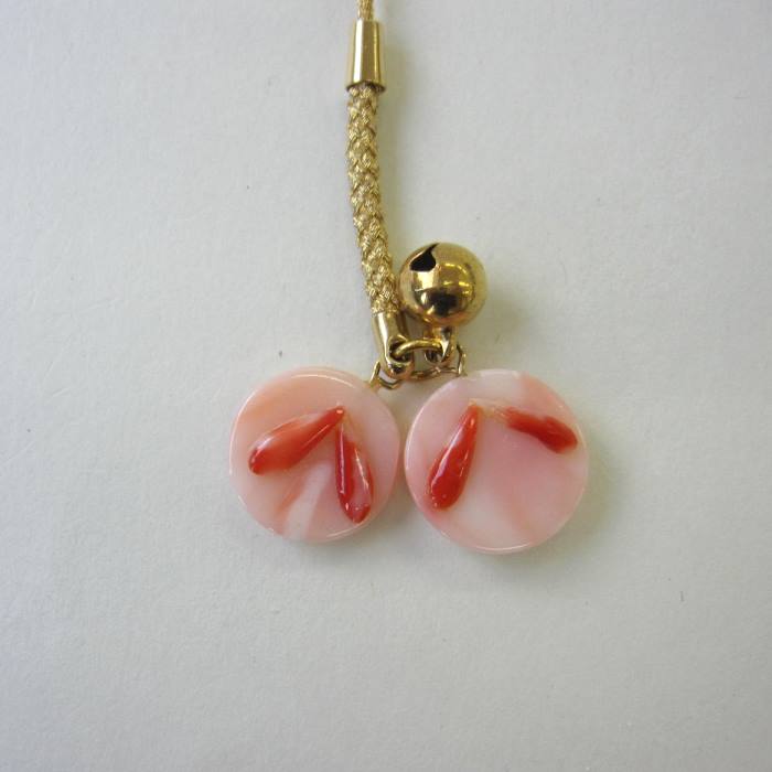 ピンク・赤珊瑚 可愛い草履 根付け 人絹 御守 厄除 ぞうり 和風 帯飾り『宝石サンゴ』 珊瑚婚 還暦 誕生日 御祝 3月の誕生石 ギフト プレゼント 結婚35周年 珊瑚職人