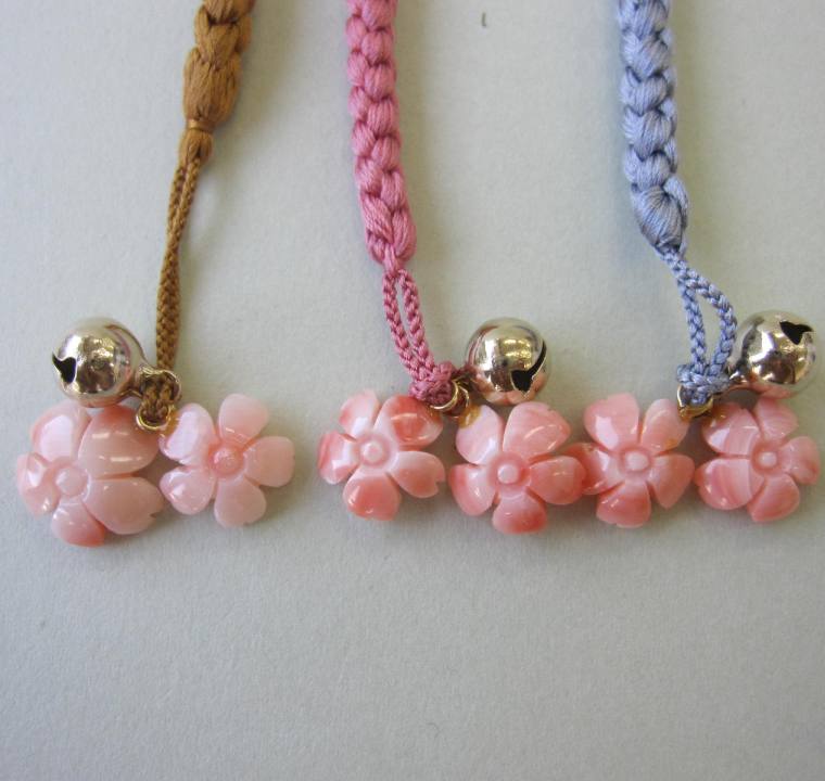 ピンク珊瑚 可愛い桜の花 お守り根付け 正絹 開運 帯 和小物 『宝石サンゴ』 珊瑚婚 還暦 誕生日 御祝 厄除 御守 3月の誕生石 ギフト プレゼント 結婚35周年 珊瑚職人