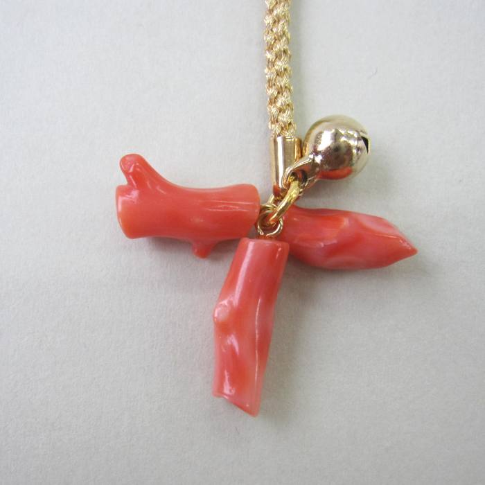 商品説明珊瑚の種類ピンク珊瑚 サイズ・素材珊瑚の大きさ：約16〜20.5×7～14ミリ 紐:金色(特徴など) やや濃いめのピンク珊瑚の枝根付です。 魔除け・厄除け・幸運のシンボル、お守りとしてお使いいただけます。 小銭入れ がま口財布などに付けてみるのもおすすめ。 還暦のプレゼントなどにも喜ばれています。 備考 ＊天然の「マキ」や「小キズ」など見られますので、ご了承ください。