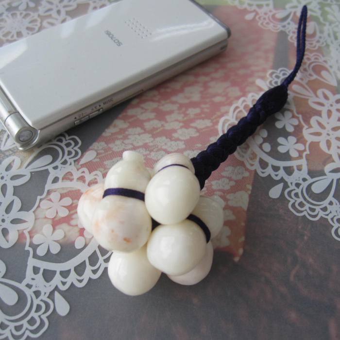 商品説明珊瑚の種類ミッド珊瑚 サイズ珊瑚の大きさ：直径約42ミリ紐：正絹全長：約16センチ (特徴など)大変珍しい大きな六瓢箪の根付けは、無病息災や厄除け、御守りとしても最適で、還暦や誕生日、結婚35周年などの特別なお祝い事にぴったりのギフトとしておすすめです。 職人の手によって一つ一つ丁寧に編まれた手編みの正絹紐が、珊瑚の美しさを一層引き立てています。 所々ピンクがかった珊瑚は、見る人の心を和ませ、穏やかな気持ちにさせてくれるでしょう。お守りとしていつも身につけて下さいね。瓢箪は1個1個手作りです。瓢箪六個で、むびょうたん＝無病と結びつけました。 備考 ＊よく見ると天然の「ヒ」や「小キズ」が見られますのでご了承下さい。