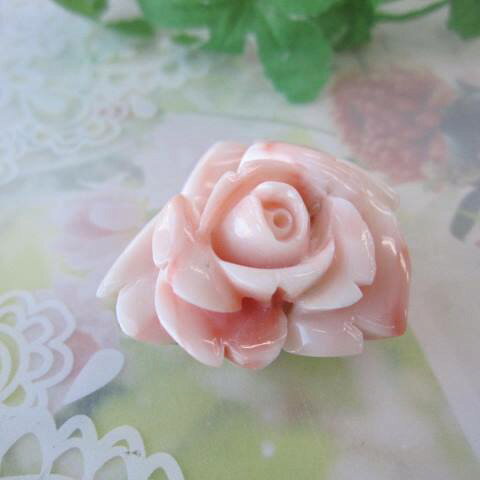 ピンク珊瑚 薔薇の花の彫り帯留め 着物 浴衣 和装小物 『宝石サンゴ』 珊瑚婚 還暦 誕生日 御祝 厄除 御守 3月の誕生石 ギフト プレゼント 結婚35周年 珊瑚職人
