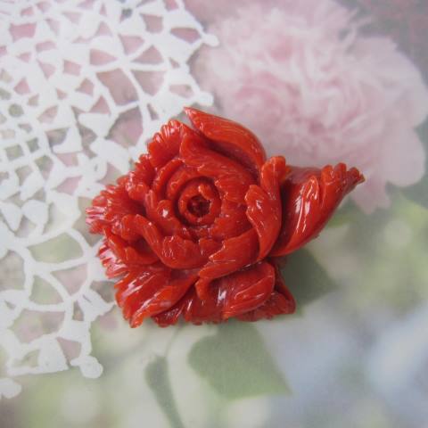 日本・高知産赤珊瑚の美しい牡丹の花の彫り帯留兼ペンダント K18 ダイヤモンド0.03ct 「あか」 『宝石サンゴ』 珊瑚婚 還暦 誕生日 御祝 厄除 御守 3...