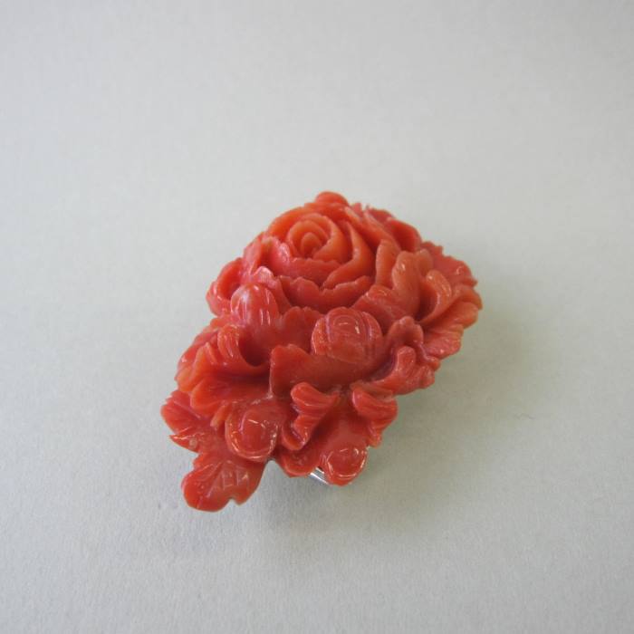 日本・高知産赤珊瑚 美しい牡丹の花の彫り帯留 SILVER ボタン ぼたん「あか」 『宝石サンゴ』 珊瑚婚 還暦 誕生日 御祝 厄除 御守 3月の誕生石 ギフト プレゼント 結婚35周年 珊瑚職人