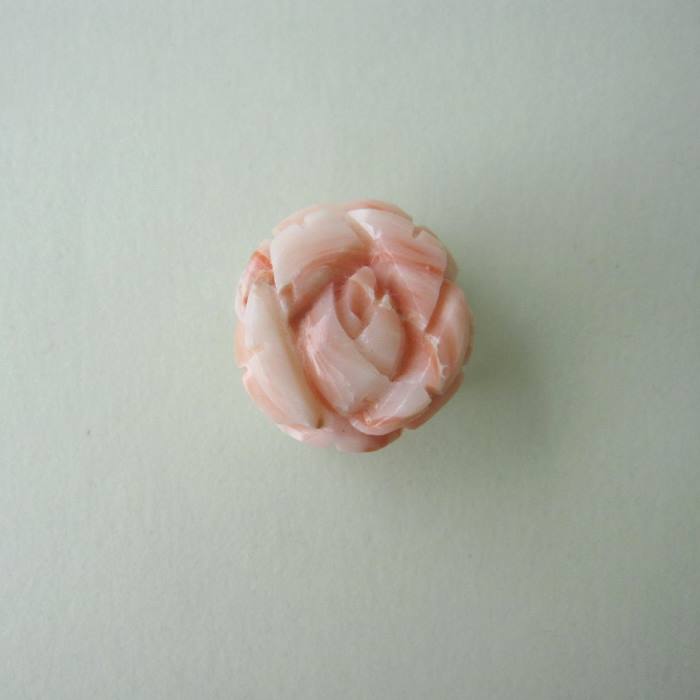 ピンク珊瑚 ミニ薔薇の花 帯留め 真鍮 帯 和装小物 宝石サンゴ 珊瑚婚 還暦 誕生日 御祝 厄除 御守 3月の誕生石 ギフト プレゼント 結婚35周年 珊瑚職...