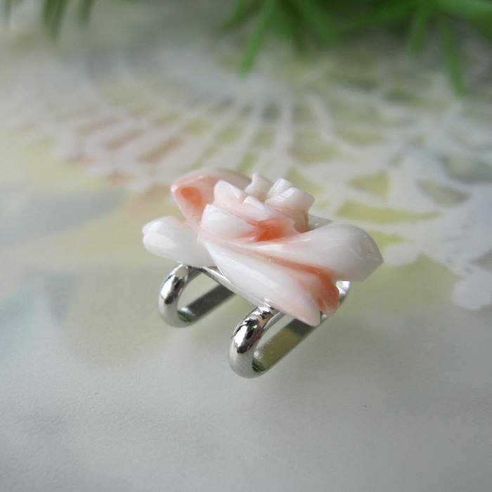 ピンク珊瑚 薔薇の花の彫り 小さな帯留め 真鍮 着物 浴衣 和装小物 宝石サンゴ 珊...