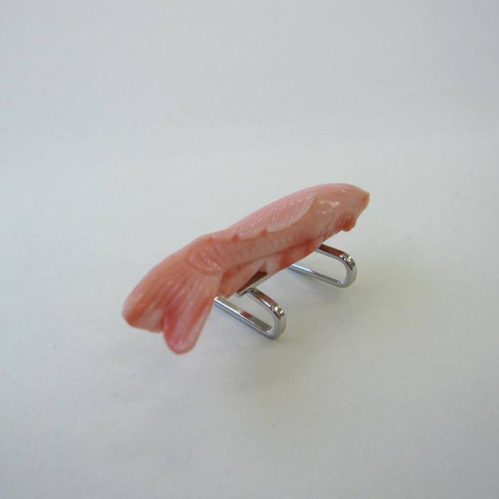 ピンク珊瑚 鯉の彫りの帯留め 真鍮 帯 和装小物 『宝石サンゴ』 珊瑚婚 還暦 誕生日 御祝 厄除 御守 3月の誕生石 ギフト プレゼント 結婚35周年 珊瑚職人