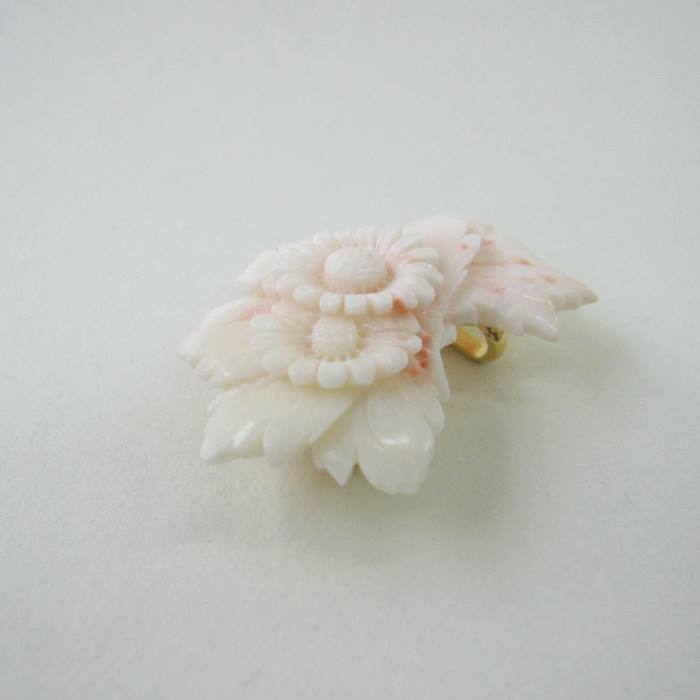 ミッド珊瑚 菊の花の彫り 帯留め 真鍮 着物 浴衣 和装小物 『宝石サンゴ』 珊瑚婚 還暦 誕生日 御祝 厄除 御守 3月の誕生石 ギフト プレゼント 結婚35周年 珊瑚職人
